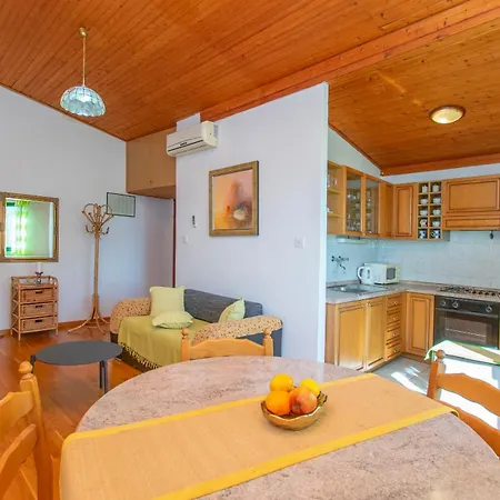 아파트 Ozren 오미스